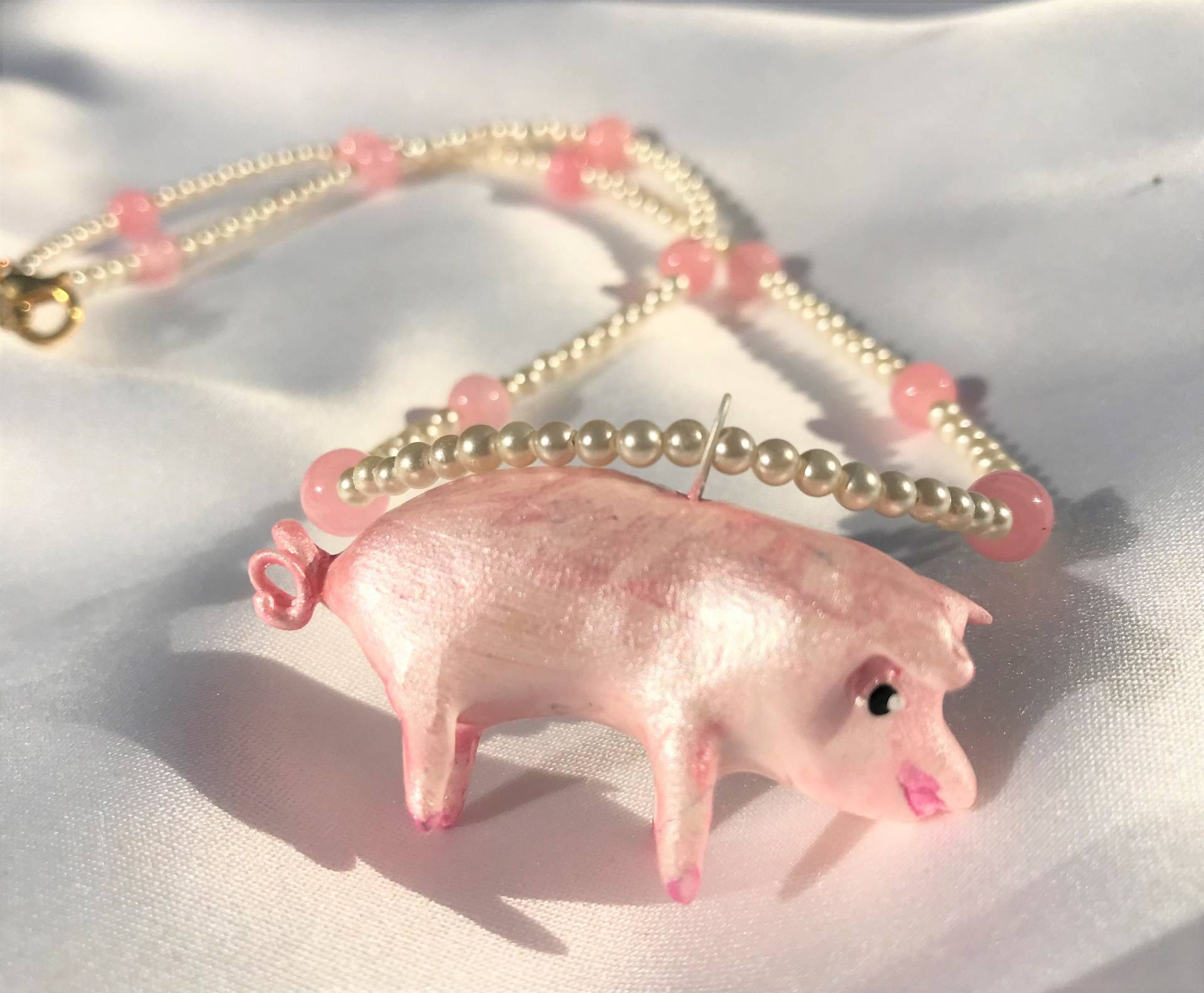 Collier Schweinchen Unikat Detailgenau Modelliertes Kleines Schwein/Ferkel Miniatur Figurine Handbemalt Mit Rosenquarz-Perlen von TheobaldSchmuck