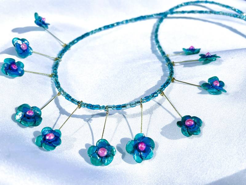 Collier Türkis-Blaue Blümchen Unikat Modellierte Kleine Blüten Handbemalt Türkis Blau Pink von TheobaldSchmuck