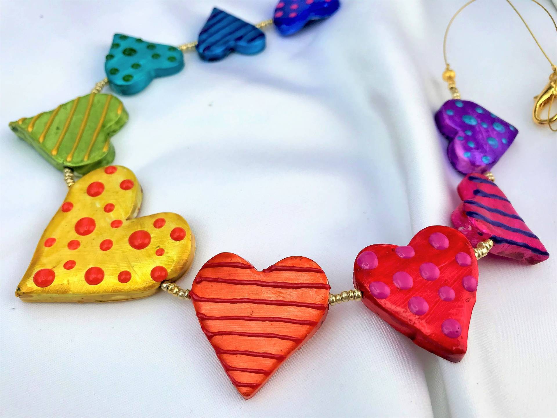 Collier Verliebte Herzen Bunt-Gold Unikat Modellierte Handbemalt Leuchtende Schimmernde Regenbogenfarbtöne Bunt Verziert von TheobaldSchmuck