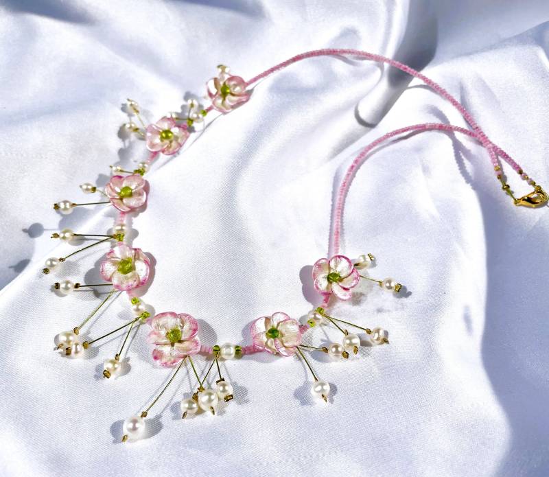 Collier Weiß-Rosa Blümchen Unikat Modellierte Blüten Mit Süßwasserperlen Zart-Rosé von TheobaldSchmuck