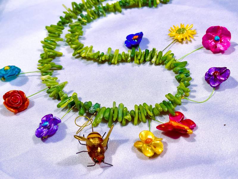 Collier Wiesenglück Korallenkette Grün Mit 8 Modellierten Kleinen Blüten, Einer Biene Und Einem Schmetterling von TheobaldSchmuck