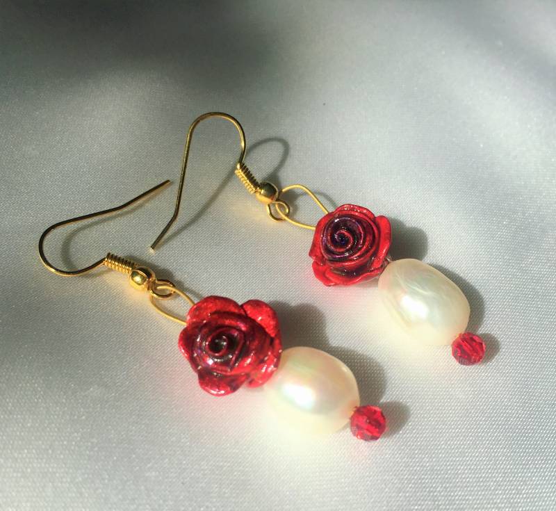 Hängeohrringe Rosen Dunkelrot Modellierte Rosen Handbemalt Dunkelrot Mit Süßwasserperle Und Roter Kristallschliffperle von TheobaldSchmuck