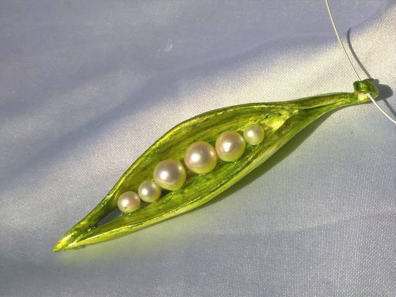 Halskette Erbse Erbsenschote Modelliert Handbemalt Mit Süßwasserperlen von TheobaldSchmuck