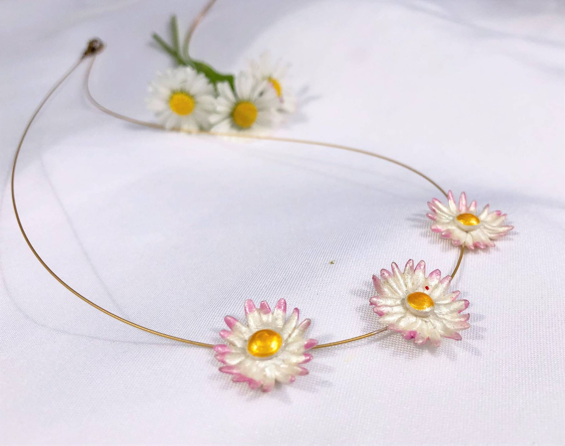 Kette 3 Gänseblümchen Unikat Modellierte Blüten Naturinspiriert Frühlingsblume Wiese Garten Handbemalt von TheobaldSchmuck