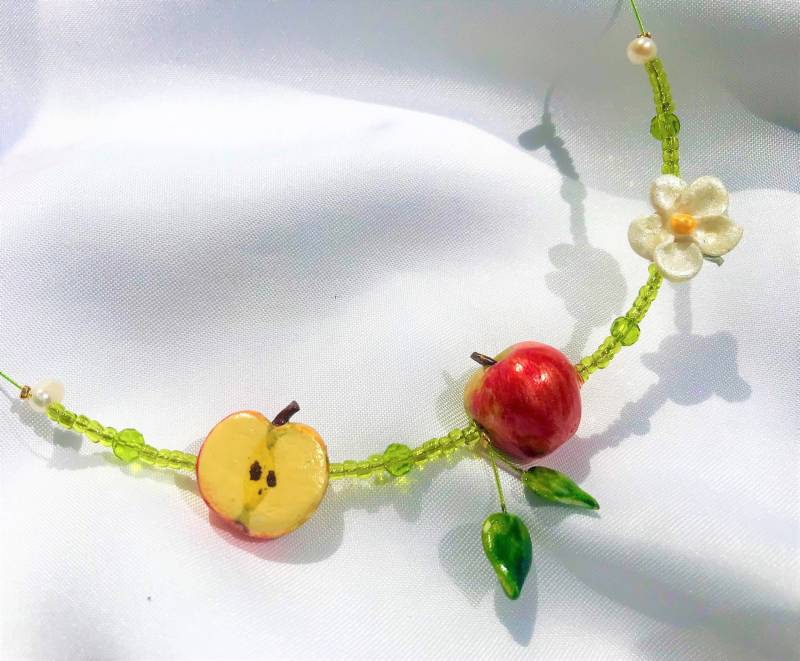 Kette Äpfelchen Unikat Naturinspiriert Modellierter Apfel, Apfelhälfte Blüte, Blatt Handbemalt Früchte Garten Sommer von TheobaldSchmuck