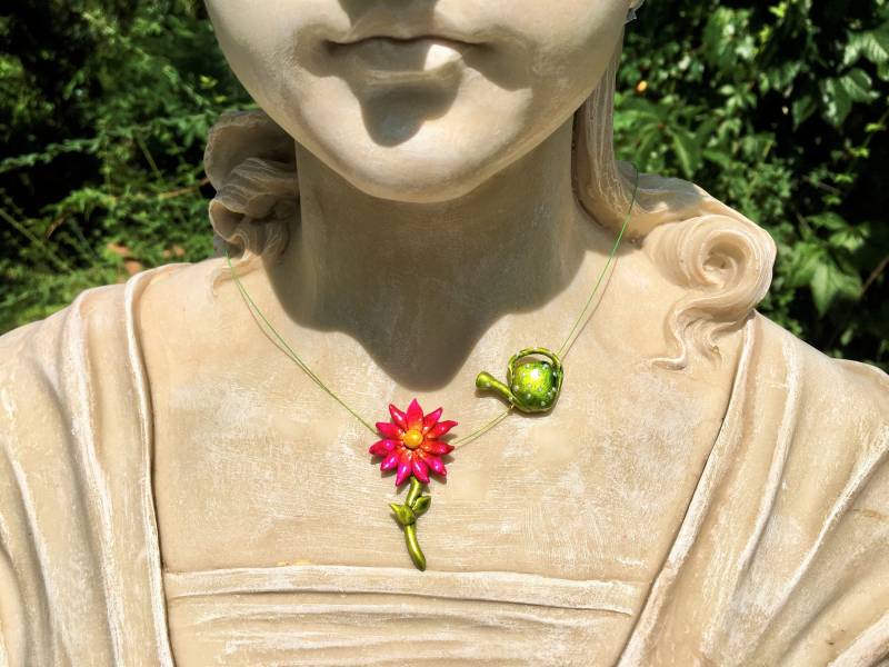 Kette Blümchen Mit Giesskanne Unikat Modellierte Miniatur Blume Gießkanne Naturinspiriert Handbemalt Garten Sommer Pflanze von TheobaldSchmuck