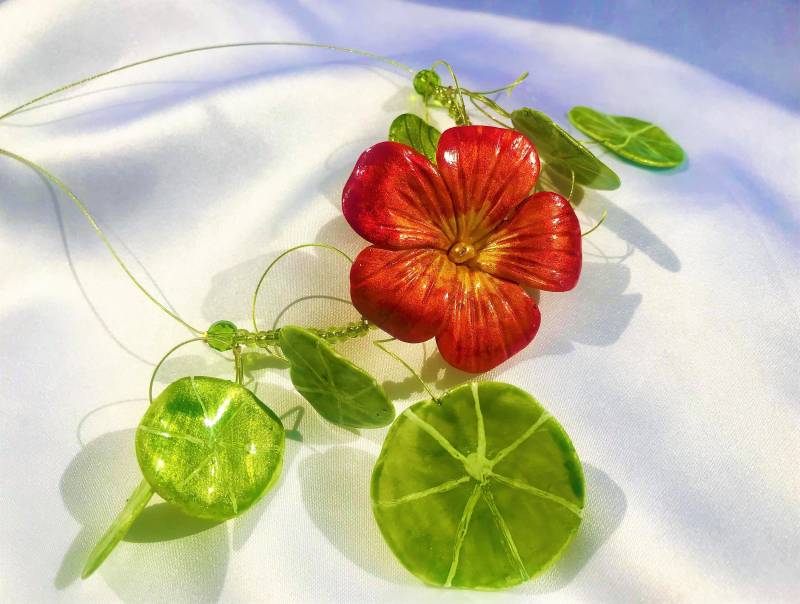 Kette Collier Kapuzinerkresse Fein Modellierte Blüte Und 6 Blätter Handbemalt Unikat Gartenblume Naturinspirierter Schmuck von TheobaldSchmuck