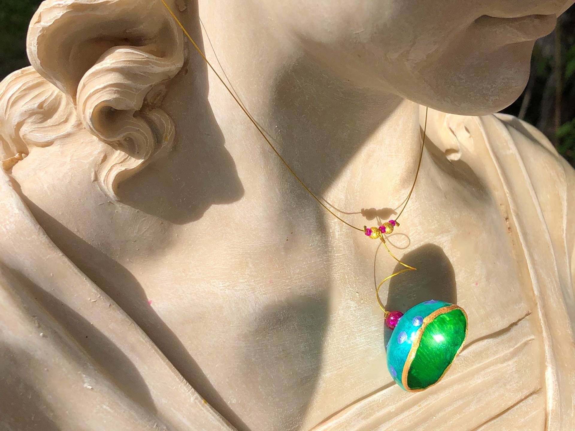 Kette Crazy Bowl Türkis-Grün-Pink-Gold Unikat Eine Zarte Schale Modelliert Schimmernd Handbemalt Und Verziert von TheobaldSchmuck