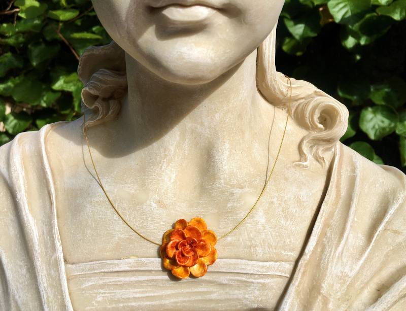 Kette Dahlie Schmuckdahlie Unikat Modelliert Handbemalt Orange-Gold von TheobaldSchmuck
