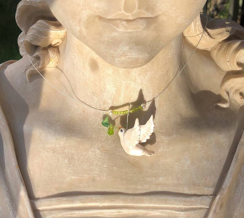 Kette Friedenstaube Unikat Halskette Collier Modellierte Taube Mit Olivenzweig Aus Glasperlen Handbemalt von TheobaldSchmuck