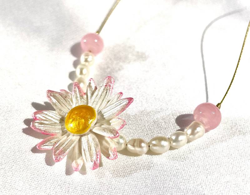 Kette Gänseblümchen Unikat Modelliertes Naturinspiriert Frühlingstraum Handbemalt Süßwasserperlen Und Rosenquarz Brautschmuck von TheobaldSchmuck