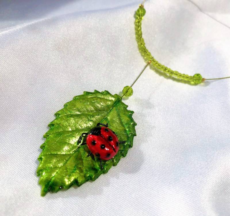 Kette Grünes Blatt Mit Marienkäfer Unikat Modelliertes Und Kleiner Käfer Handbemalt Grün - Rot Schimmernd von TheobaldSchmuck