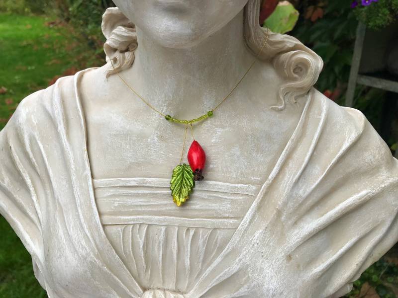 Kette Hagebutte Mit Blatt Unikat Naturgetreu Modellierte Und Naturinspirierte Halskette Handbemalt von TheobaldSchmuck