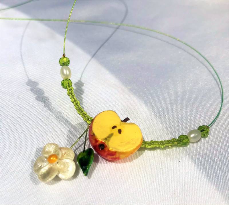 Kette Halbes Äpfelchen Unikat Naturinspiriert Modellierte Apfelhälfte Blüte, Blatt Handbemalt Früchte Garten Sommer von TheobaldSchmuck