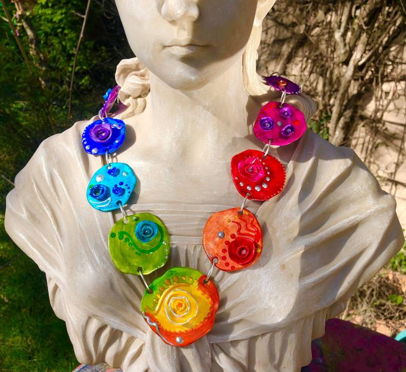 Kette Happy-Go-Lucky Unikat Collier Modellierte Scheiben Mit Kleinen Bunten Rosen/Blümchen Reliefartig Handbemalt Silber-Regenbogenfarben von TheobaldSchmuck