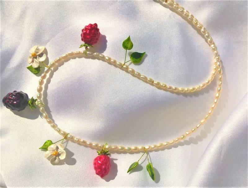 Kette Himbeere-Brombeere Mit Blüten Und Blättern An Süßwasserperlen von TheobaldSchmuck