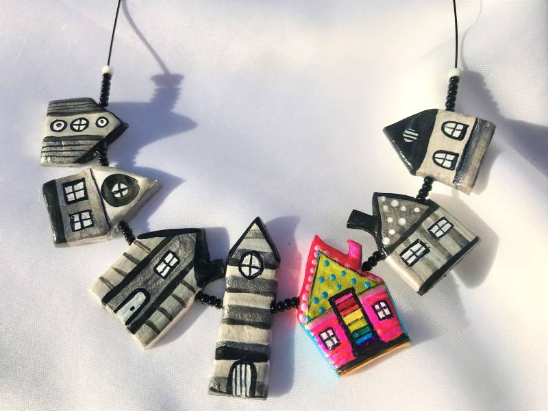 Kette "Home Sweet Home" Unikat Themenschmuck Modellierte Häuschen Miniaturen Handbemalt "Wo Mein Haus Wohnt", Mein Zuhause Meine Straße von TheobaldSchmuck
