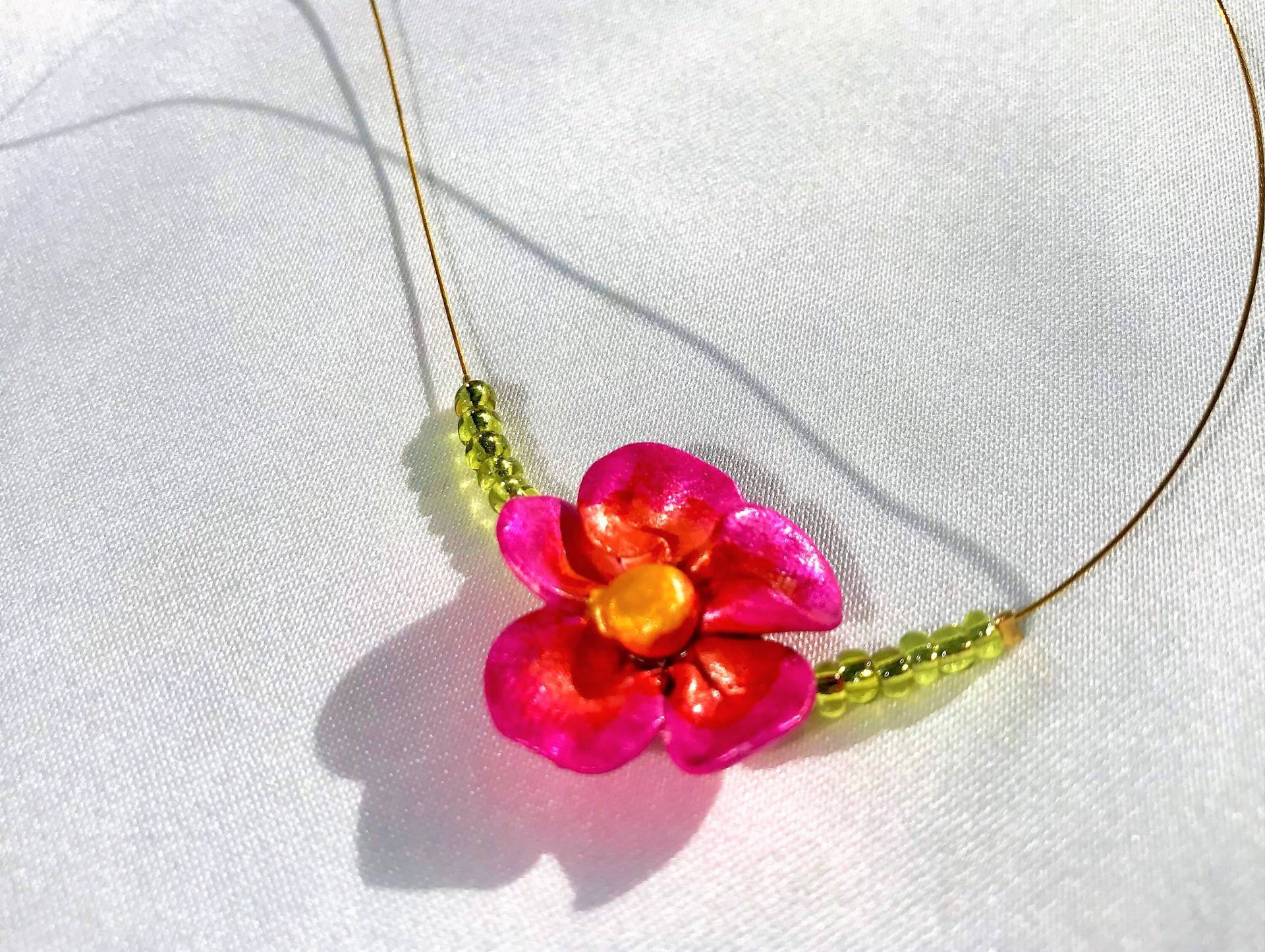 Kette Kleine Blume Halskette Unikat Modellierte Miniatur Blümchen Gartenblume Natur Pflanze Handbemalt Pink-Orange-Gelb von TheobaldSchmuck