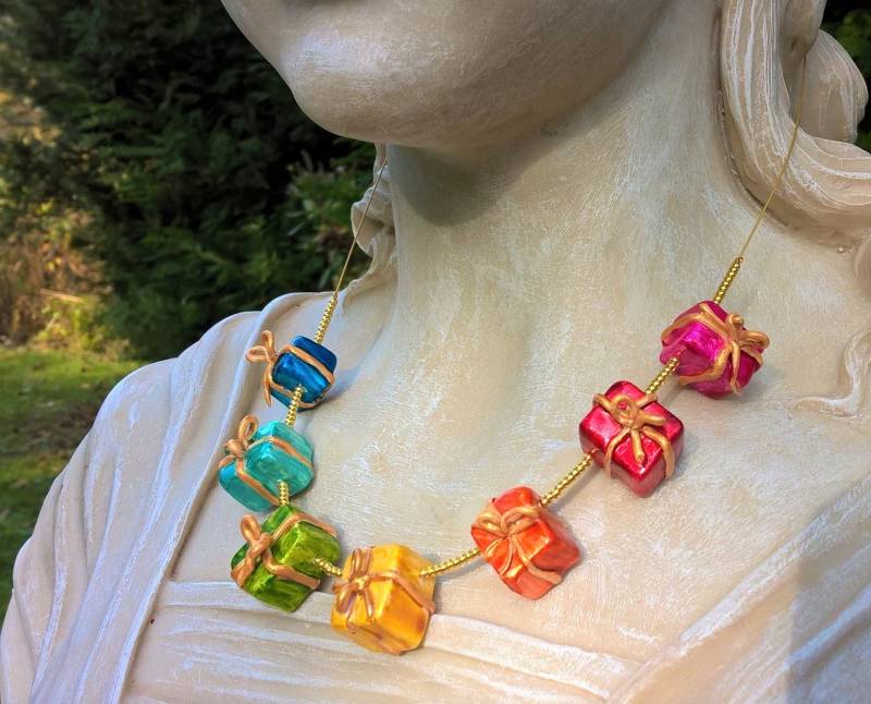 Kette Kleine Geschenke Modellierte Geschenkpäckchen Mit Modellierter Schleife Handbemalt Bunt-Gold Weihnachtsgeschenke Geburtstagsgeschenke von TheobaldSchmuck