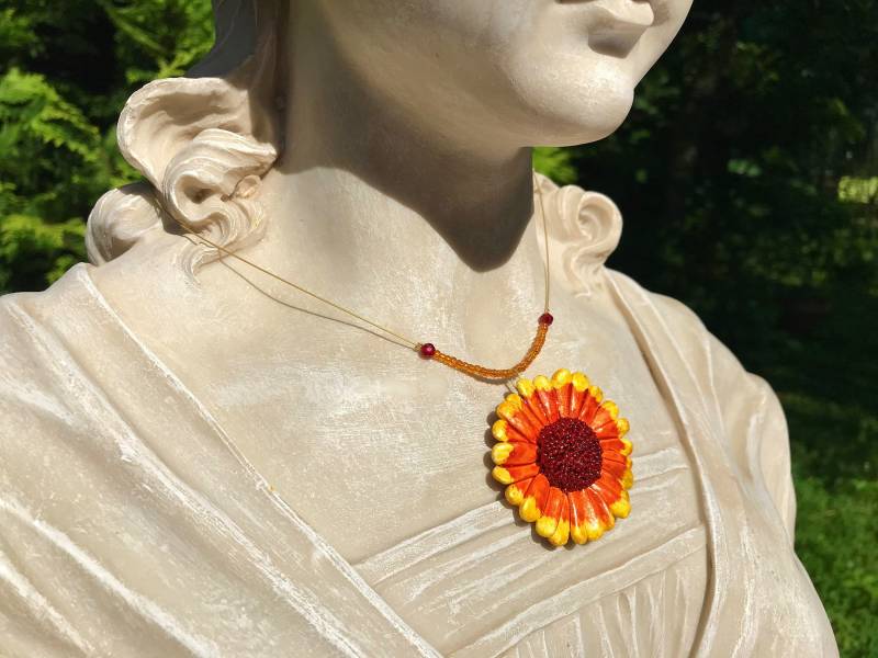 Kette Malerblume Papageienblume Kokardenblume | Gaillardia Unikat Modellierte Blüte Handbemalt Leuchtend Orange Gelb Rot Gartenblume von TheobaldSchmuck