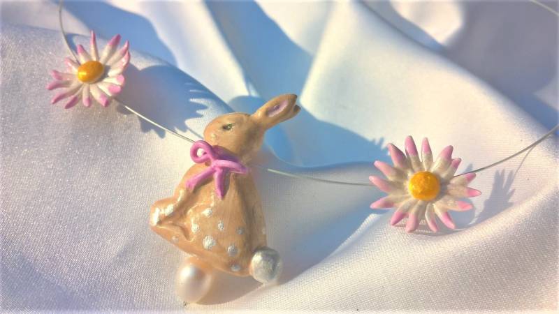 Kette Osterhase Mit Gänseblümchen Modelliert Und Handbemalt Häschen Cremefarben Modellierter Rosa Schleife Süßwasserperle von TheobaldSchmuck