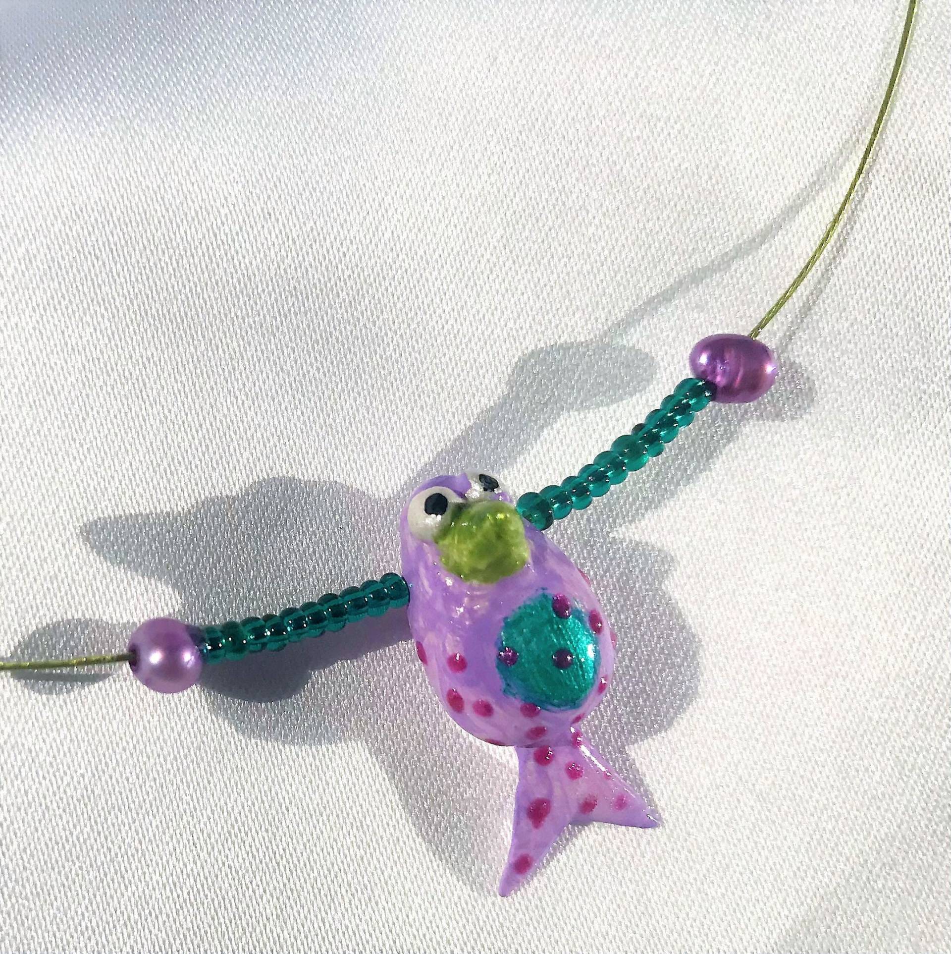 Kette Pipmatz Unikat Modellierter Kleiner Vogel Miniatur Karikatur Handbemalt Lila-Türkis-Grün von TheobaldSchmuck