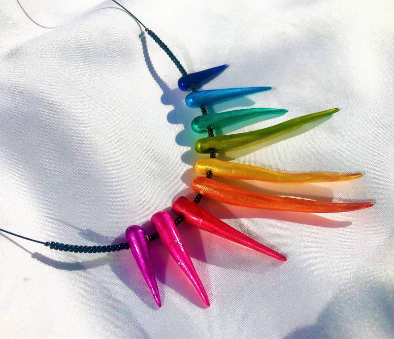 Kette Regenbogenstäbchen Bunt-Schwarz Unikat Modellierte Stäbchen Handbemalt Bunt von TheobaldSchmuck