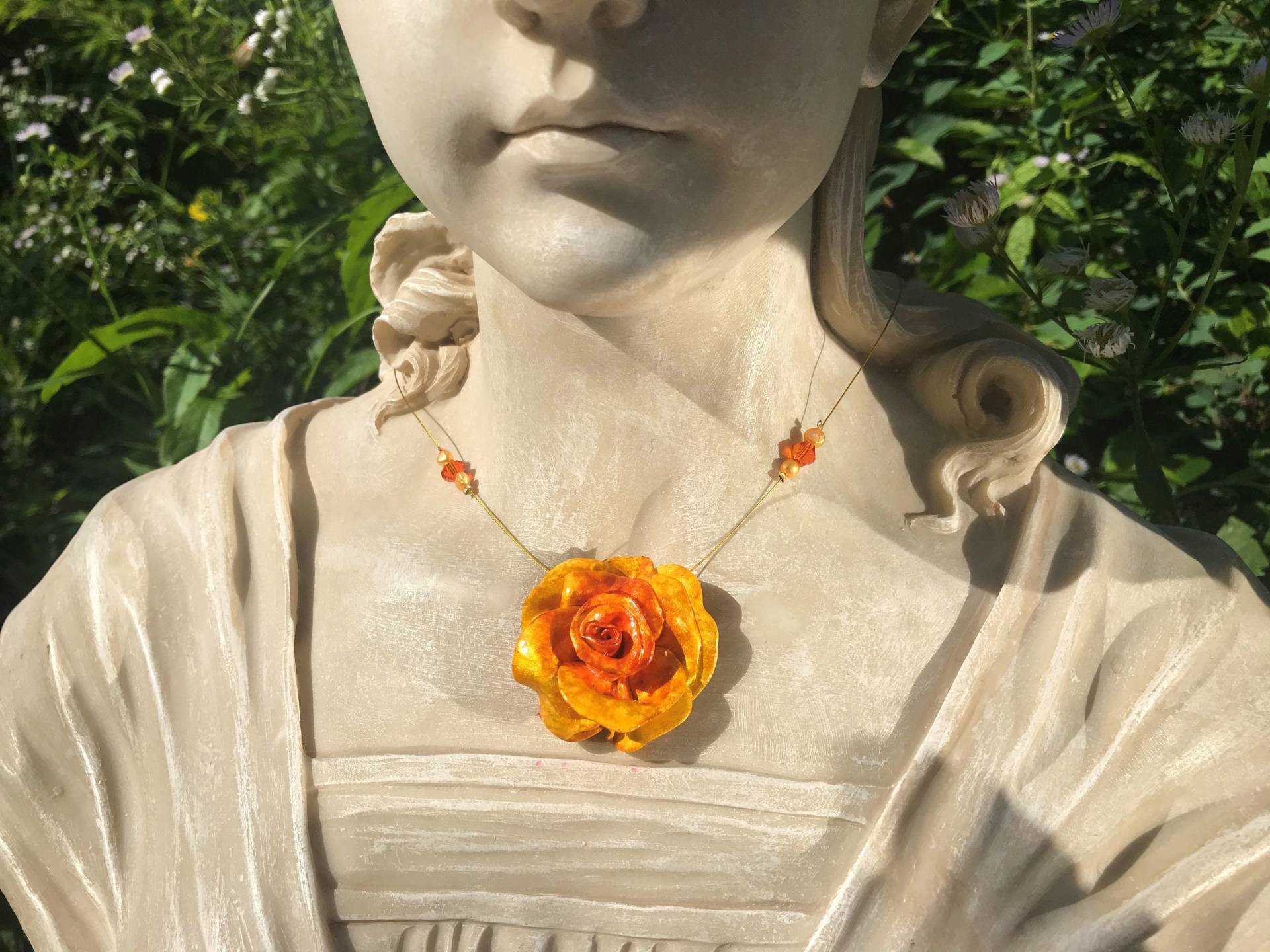 Kette Rose Gelb-Orange Modelliertes Unikat Mit Süßwasserperlen Modellierte Blüte Handbemalt von TheobaldSchmuck