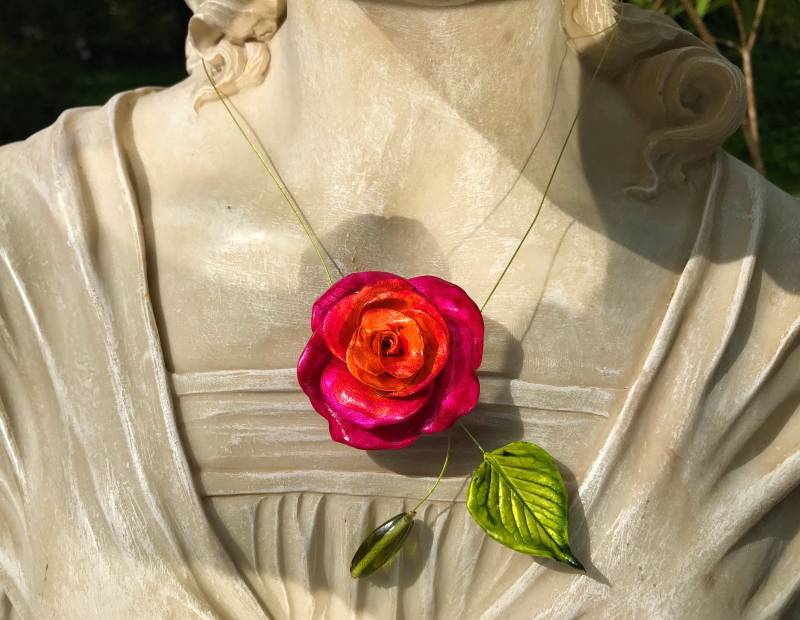 Kette Rosengarten Eine Rose Unikat Modellierte Blüte Und Blatt Natur-Inspiriert Handbemalt Rot-Pink Grün Blume Natur Garten von TheobaldSchmuck