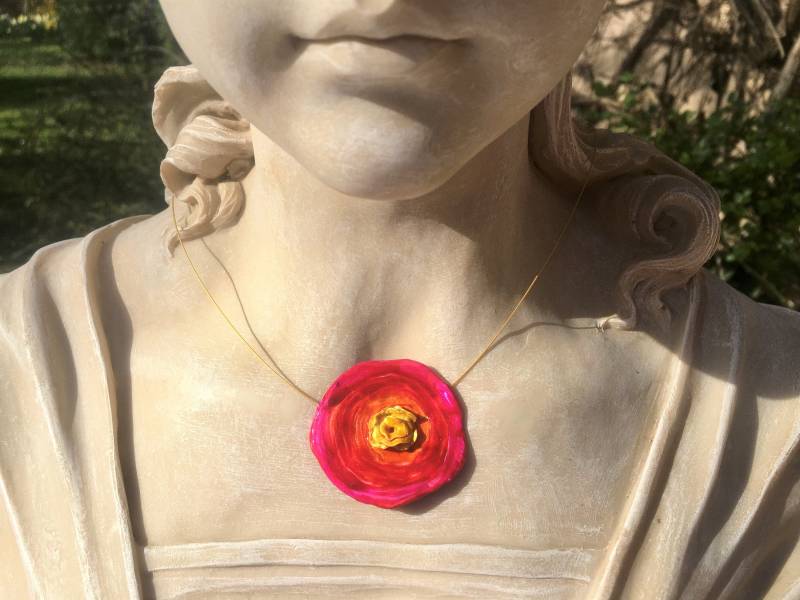 Kette Rosenscheibe Rot-Pink-Orange Mit Gelber Rose Modellierte Blüte Auf Flacher Scheibe Handbemalt in Leuchtenden Schimmernden Farben von TheobaldSchmuck