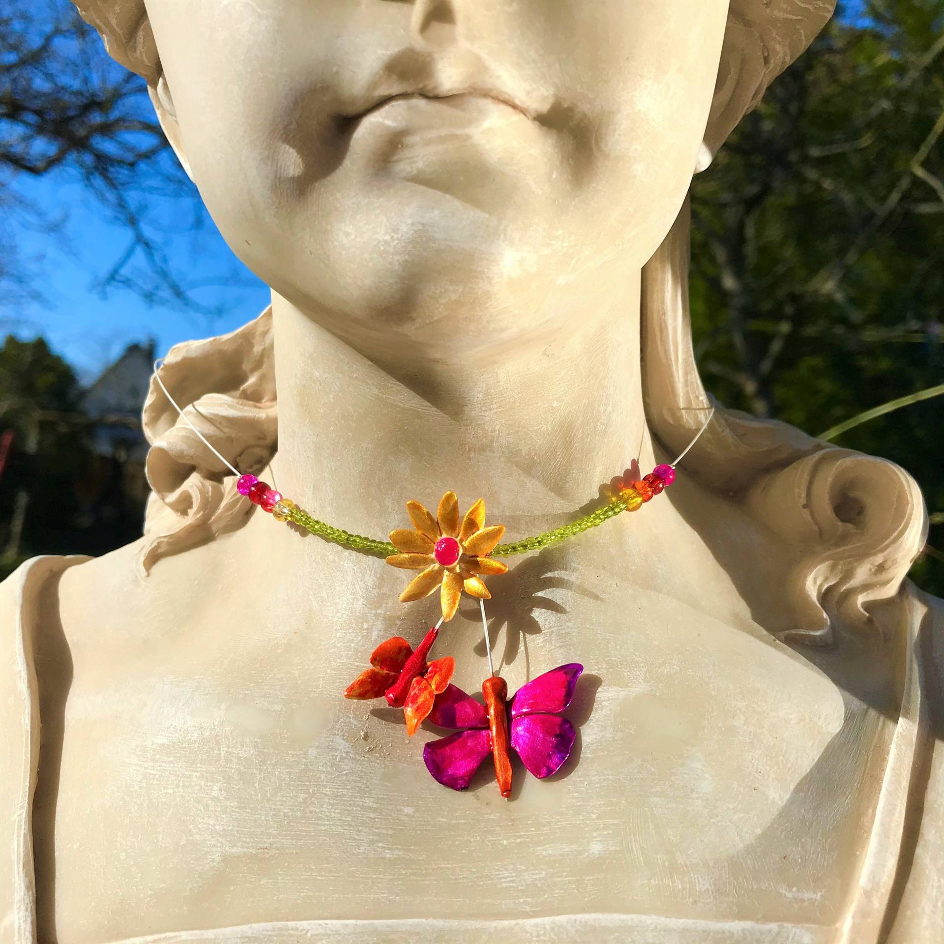 Kette Schmetterlinge Mit Gelber Blüte Unikat Muttertagsgeschenk Modellierte Und Blume Handbemalt Pink-Orange-Rot-Gelb Kette Schmetterlinge Mit Gelber Blüte Unikat Muttertagsgeschenk Modellierte Und Blume Handbemalt Pink-Orange-Rot-Gelb von TheobaldSchmuck