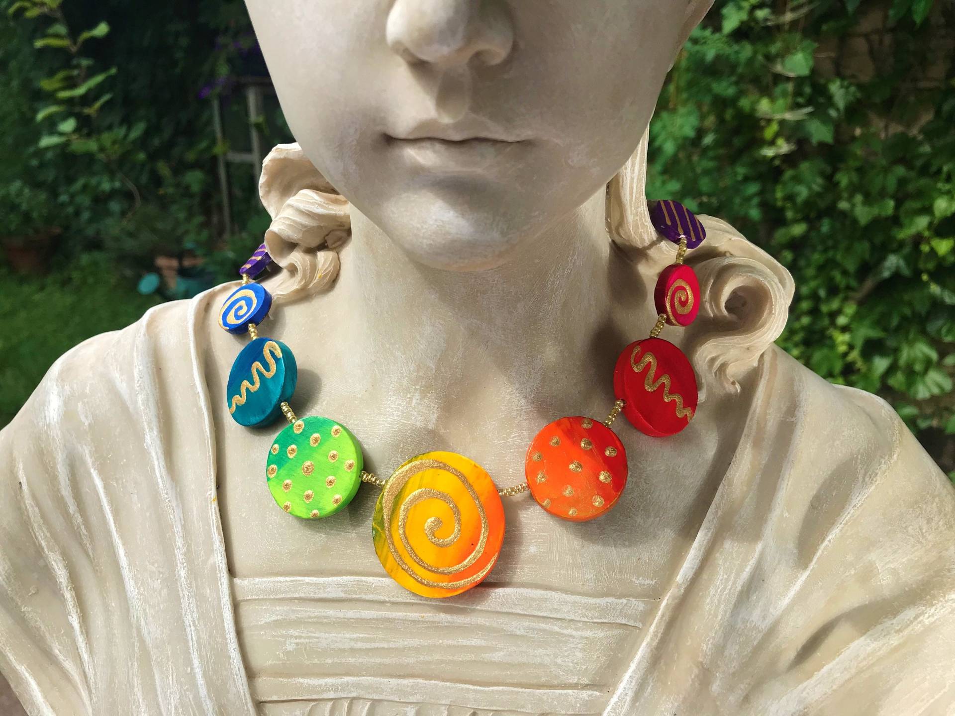 Kette Sommer Gold-Bunt Unikat Modellierte Scheiben Handbemalt Regenbogentöne Gold Verziert Kette Sommer Gold-Bunt Unikat Modellierte Scheiben Handbemalt Regenbogentöne Gold Verziert von TheobaldSchmuck
