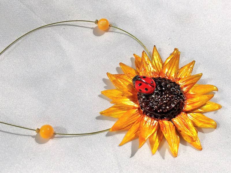 Kette Sonnenblume Mit Käfer Unikat Handgefertigt Modelliert Handbemalt Polymerclay Trachtenschmuck Natur Sommergarten Naturinspiriert von TheobaldSchmuck