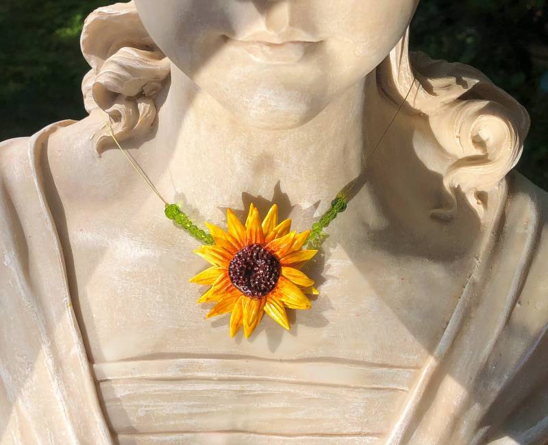 Kette Sonnenblume Unikat Handgefertigt Modelliert Handbemalt Trachtenschmuck Natur Sommergarten Naturinspiriert von TheobaldSchmuck