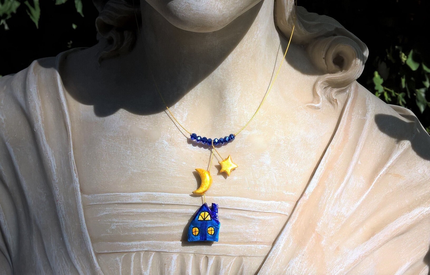 Kette Sternenklar Häuschen Bei Nacht Mond Und Stern Modelliert Handbemalt Sternennacht Märchenhaft von TheobaldSchmuck