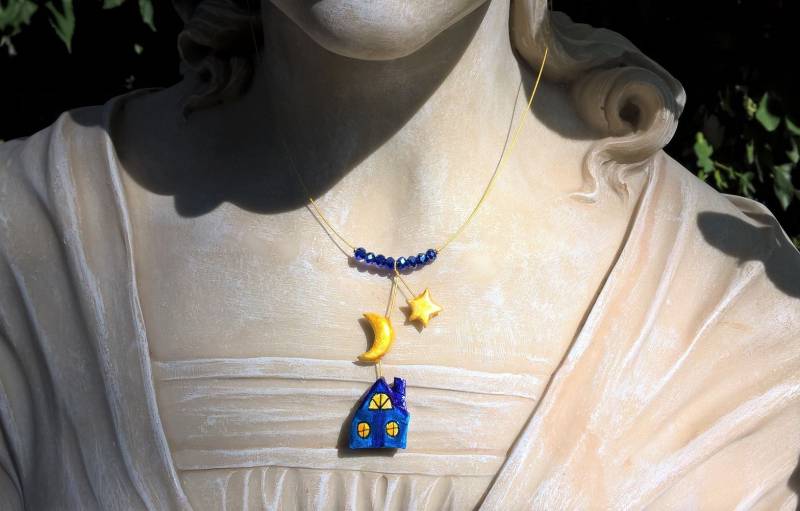 Kette Sternenklar Häuschen Bei Nacht Mond Und Stern Modelliert Handbemalt Sternennacht Märchenhaft von TheobaldSchmuck
