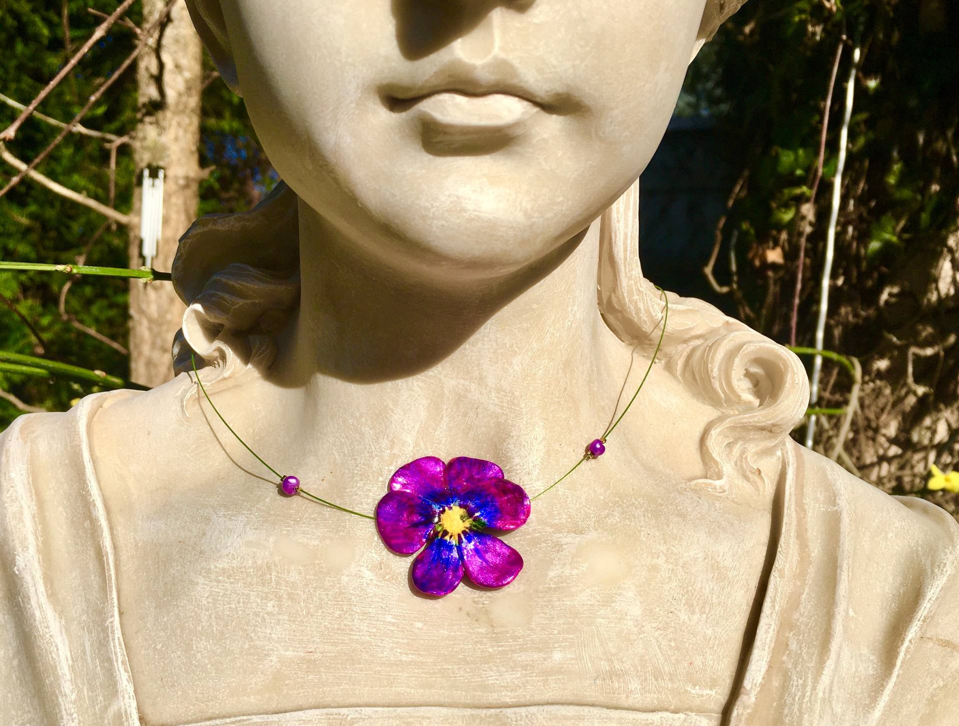 Kette Stiefmütterchen Violett-Blau Modelliert Aus Polymerclay, Handbemalt Gartenblume Blüte Frühlingsbote von TheobaldSchmuck