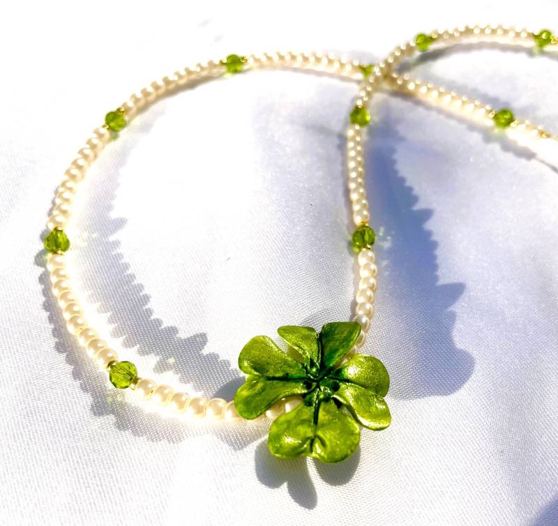 Kette Viel Glück Unikat Modelliertes Vierblättriges Kleeblatt Leuchtend Grün Handbemalt Mit Weißen Perlen von TheobaldSchmuck