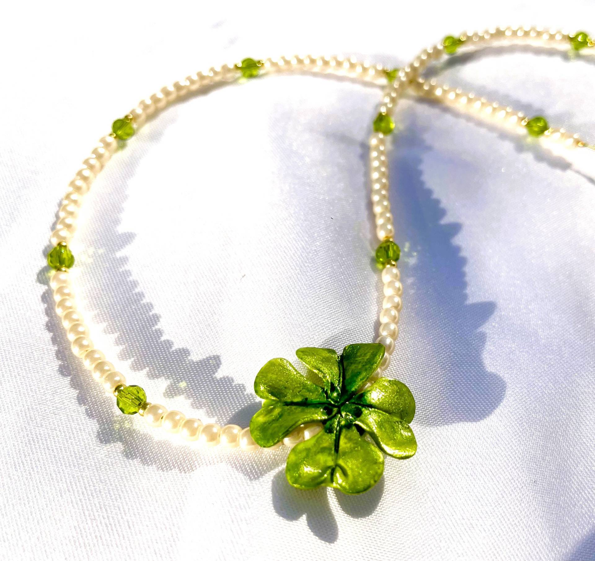 Kette Viel Glück Unikat Modelliertes Vierblättriges Kleeblatt Leuchtend Grün Handbemalt Mit Weißen Perlen Kette Viel Glück Unikat Modelliertes Vierblättriges Kleeblatt Leuchtend Grün Handbemalt Mit Weißen Perlen von TheobaldSchmuck