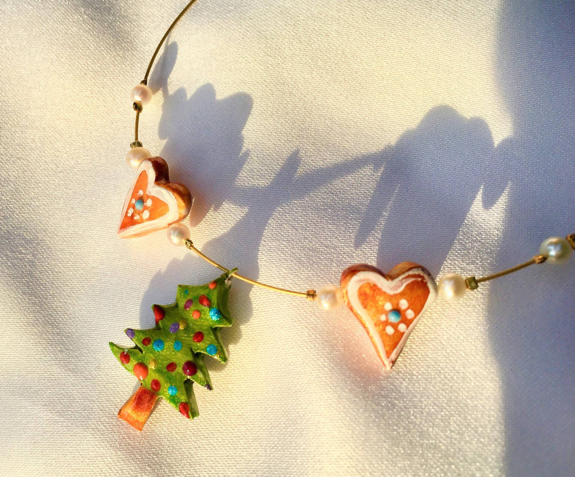 Kette Weihnachtsmarkt Unikat Handgefertigt Modelliert Bemalt Miniaturen Geschmückter Tannenbaum Lebkuchenherzen Mit Süßwasserperlen von TheobaldSchmuck