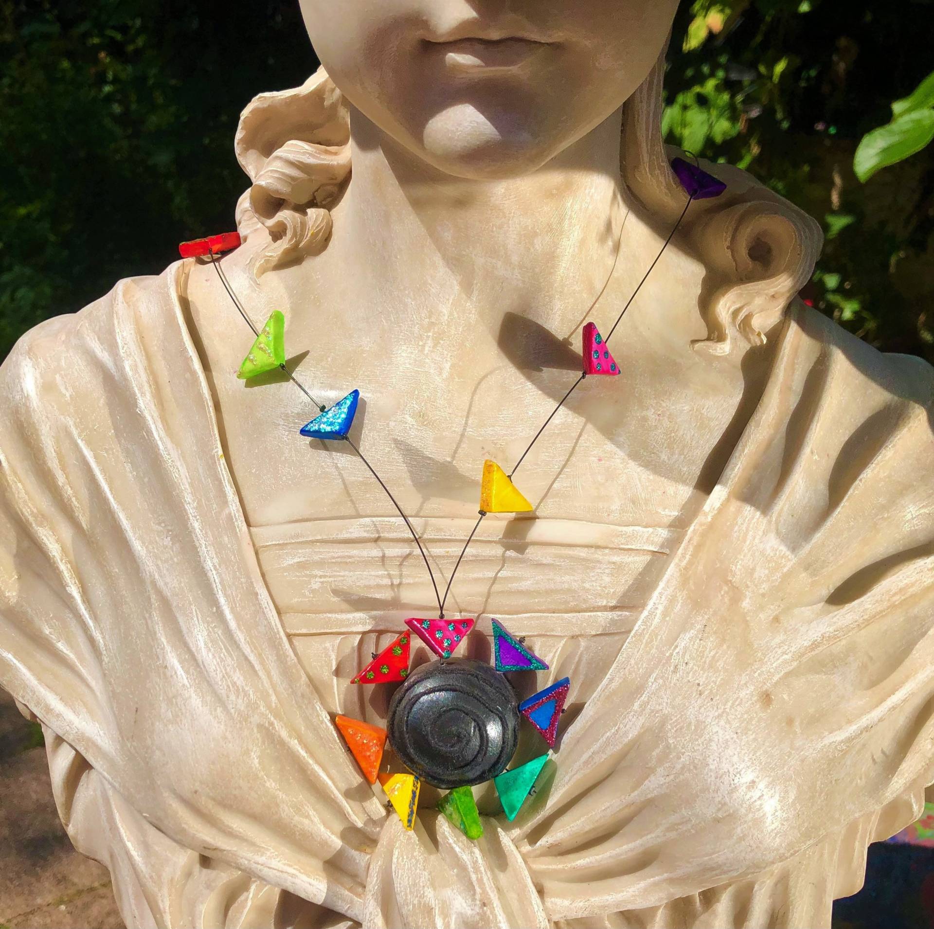 Kette Windrad Unikat Modellierte Halbkugel Und Dreiecke Handbemalt von TheobaldSchmuck