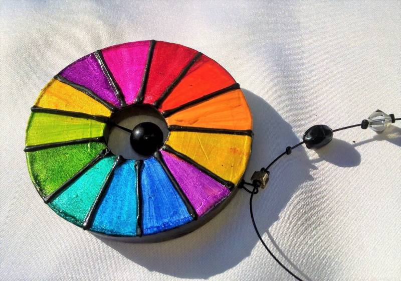 Kettte Lieblingsfarbe Bunt Modellierter Ring-Anhänger Beidseits Verschieden Handbemalt Bunt Farbenkreis Regenbogen Spektrum Schwarz-Weiß von TheobaldSchmuck