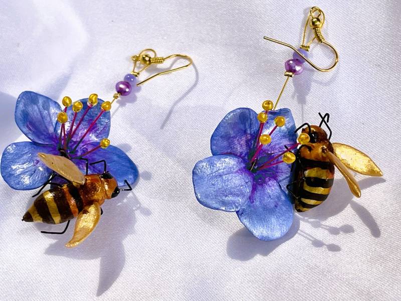Ohrschmuck Blaue Blüte Mit Biene Unikat Hängeohrringe Modellierte Blume Und Handbemalt von TheobaldSchmuck