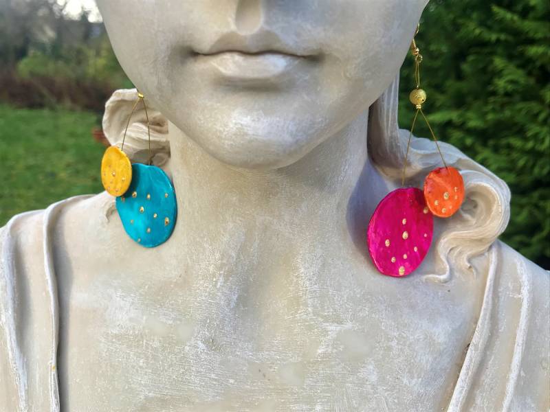 Ohrschmuck Chill Unikat Hauchdünn Modellierte Scheiben Strahlend Handbemalt in Leuchtenden Farben Und Gold von TheobaldSchmuck