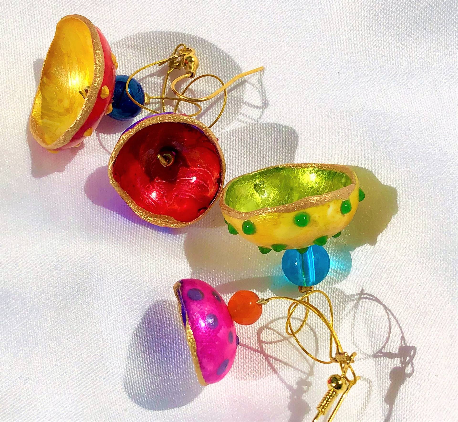 Ohrschmuck Crazy Bowls Duo Bunt - Gold Unikat Hängeohrringe Zarte Schalen Modelliert Leuchtend Handbemalt von TheobaldSchmuck