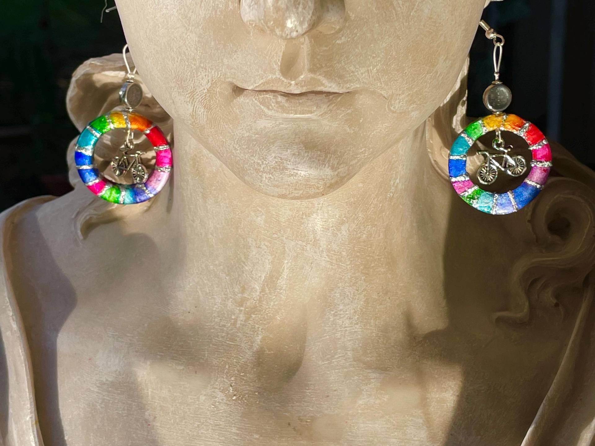 Ohrschmuck Fahrrad Unikat Hängeohrringe Modellierter Ring/Rad Um Silberfarbenes Miniaturfahrrad Aus Metall Handbemalt in Leuchtenden Farben von TheobaldSchmuck