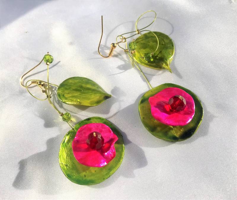Ohrschmuck Fleurs Grün-Pink Unikat Hängeohrringe Modellierte Blätter Und Stilisierte Blüten Handbemalt Leuchtendes Grün Pink-Rot-Töne von TheobaldSchmuck