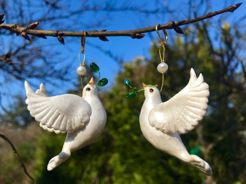 Ohrschmuck Friedenstauben Goldfarben Unikat Hängeohrringe Modellierte Tauben Mit Olivenzweig Aus Glasperlen Handbemalt von TheobaldSchmuck