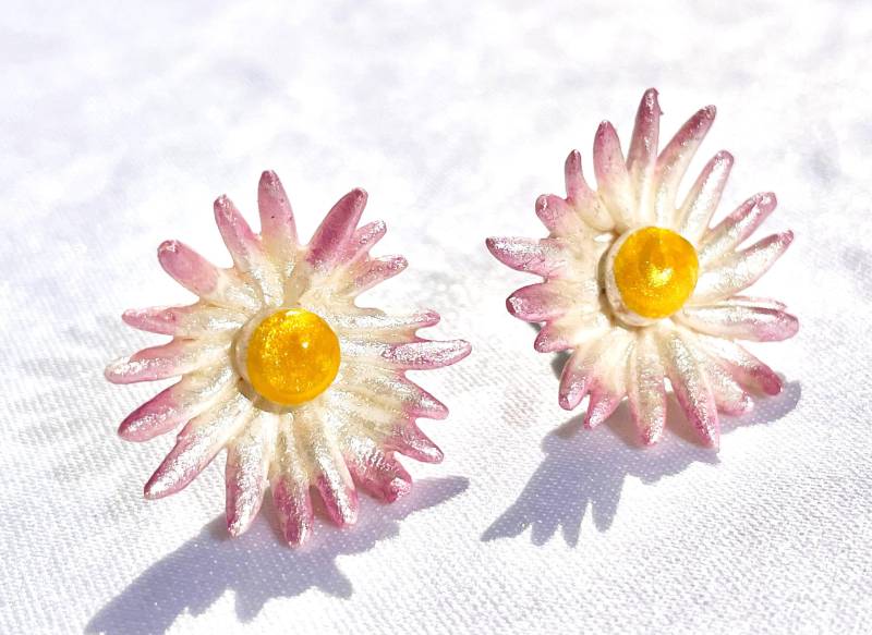 Ohrschmuck Gänseblümchen Unikat Ohrstecker Modellierte Handbemalt Naturinspiriert Wiese Garten Frühling von TheobaldSchmuck