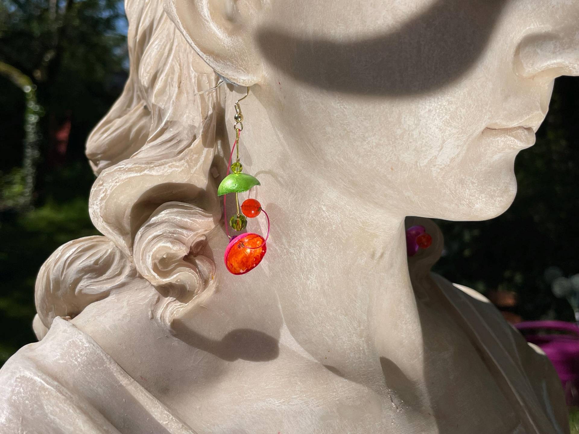 Ohrschmuck Glöckchen Rosa Unikat Modellierte Zarte Halbschalen Handbemalt Orange-Pink-Grün von TheobaldSchmuck